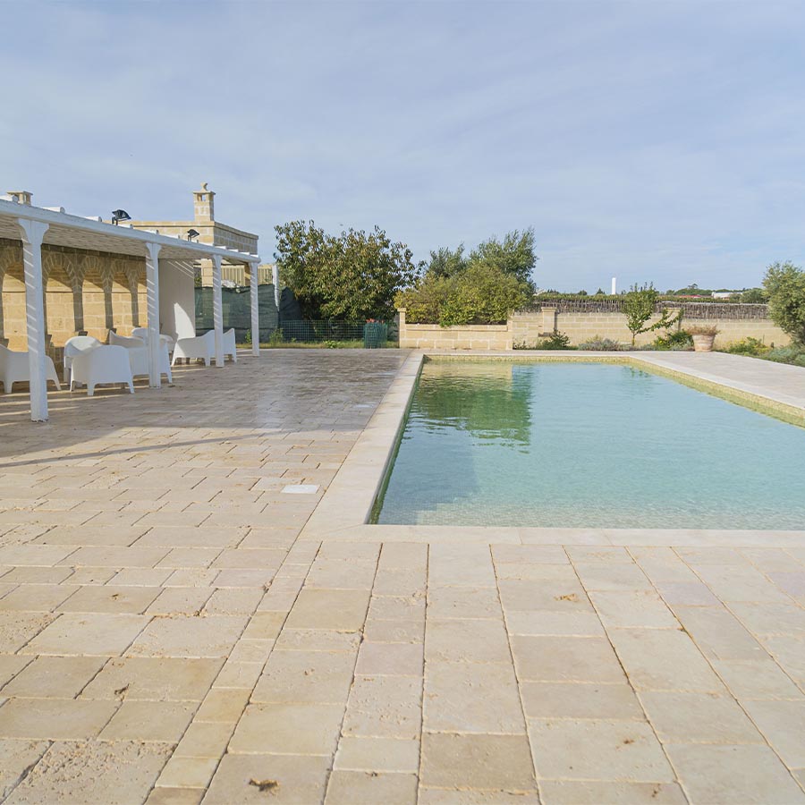 piscina in pietra naturale brindisi