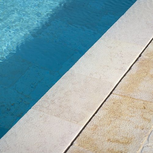 bordo piscina in marmo filetto rosso jonico